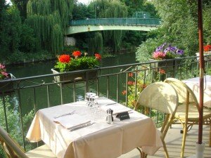 Terrasse du restaurant avec vue sur la Seine