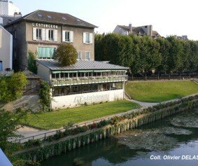 L'hôtel restaurant L'Esturgeon en bord de Seine à Poissy © Collection Olivier DELAS