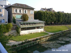 L'hôtel restaurant L'Esturgeon en bord de Seine à Poissy © Collection Olivier DELAS